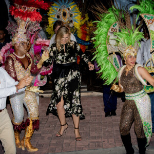 Le roi Willem Alexander des Pays-Bas, la reine Maxima et la princesse Catharina-Amalia des Pays-Bas assistent au festival Bon Bini à Aruba le 31 janvier 2023. 