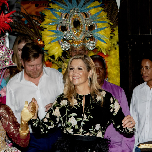 Le roi Willem Alexander des Pays-Bas, la reine Maxima et la princesse Catharina-Amalia des Pays-Bas assistent au festival Bon Bini à Aruba le 31 janvier 2023. 