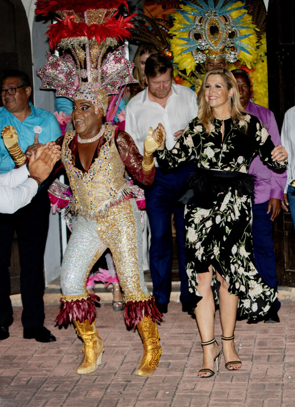 Le roi Willem Alexander des Pays-Bas, la reine Maxima et la princesse Catharina-Amalia des Pays-Bas assistent au festival Bon Bini à Aruba le 31 janvier 2023. 