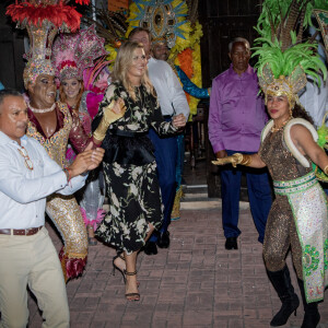 Le roi Willem Alexander des Pays-Bas, la reine Maxima et la princesse Catharina-Amalia des Pays-Bas assistent au festival Bon Bini à Aruba le 31 janvier 2023. 