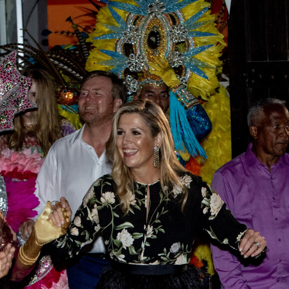 Le roi Willem Alexander des Pays-Bas, la reine Maxima et la princesse Catharina-Amalia des Pays-Bas assistent au festival Bon Bini à Aruba le 31 janvier 2023. 