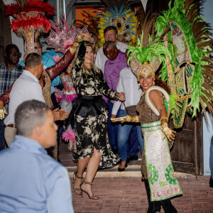 Le roi Willem Alexander des Pays-Bas, la reine Maxima et la princesse Catharina-Amalia des Pays-Bas assistent au festival Bon Bini à Aruba le 31 janvier 2023. 