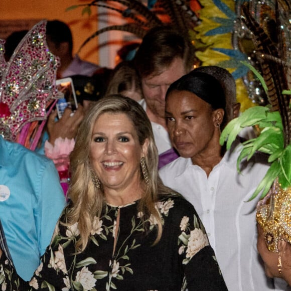 Le roi Willem Alexander des Pays-Bas, la reine Maxima et la princesse Catharina-Amalia des Pays-Bas assistent au festival Bon Bini à Aruba le 31 janvier 2023. 