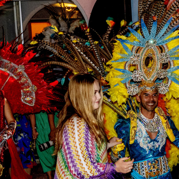 Le roi Willem Alexander des Pays-Bas, la reine Maxima et la princesse Catharina-Amalia des Pays-Bas assistent au festival Bon Bini à Aruba le 31 janvier 2023. 