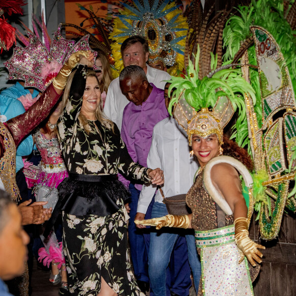 Le roi Willem Alexander des Pays-Bas, la reine Maxima et la princesse Catharina-Amalia des Pays-Bas assistent au festival Bon Bini à Aruba le 31 janvier 2023. 