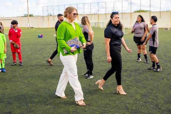 La princesse Catharina-Amalia visite l'académie de football Compleho Deportivo Frans Figaroa à Aruba le 31 janvier 2023. 
