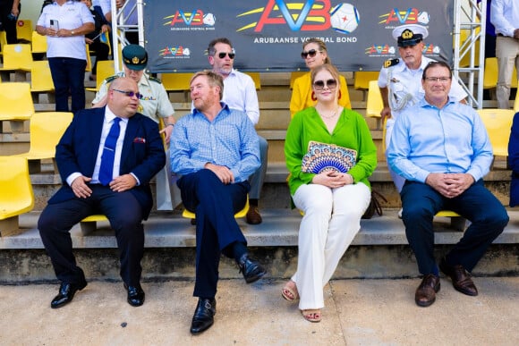 Le roi Willem Alexander des Pays-Bas et la princesse Catharina-Amalia visitent l'académie de football Compleho Deportivo Frans Figaroa à Aruba le 31 janvier 2023. 