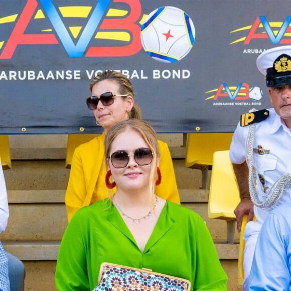 Le roi Willem Alexander des Pays-Bas et la princesse Catharina-Amalia visitent l'académie de football Compleho Deportivo Frans Figaroa à Aruba le 31 janvier 2023. 