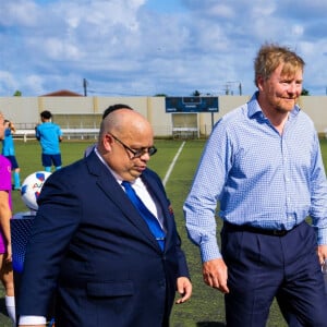 Le roi Willem Alexander des Pays-Bas et la princesse Catharina-Amalia visitent l'académie de football Compleho Deportivo Frans Figaroa à Aruba le 31 janvier 2023. 