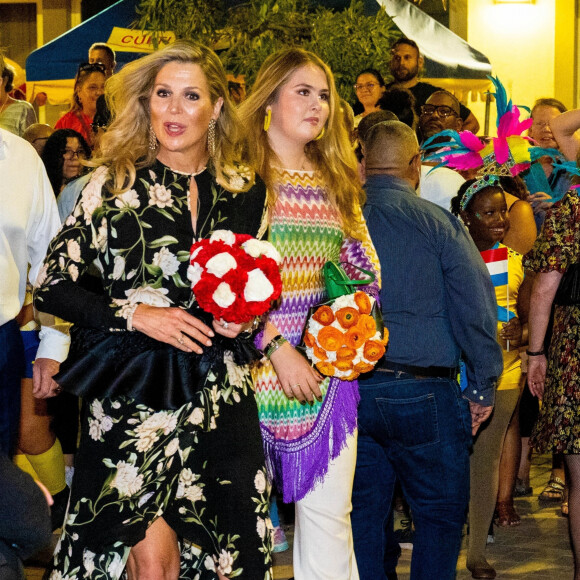 Le roi Willem Alexander des Pays-Bas, la reine Maxima et la princesse Catharina-Amalia des Pays-Bas assistent au festival Bon Bini à Aruba le 31 janvier 2023. 