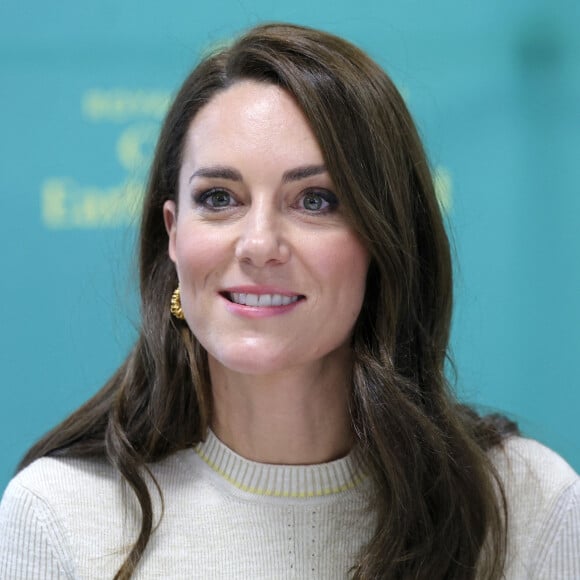 Catherine (Kate) Middleton, princesse de Galles, rencontre les étudiants du programme d'études sur l'enfance qui se concentre sur une approche large du développement de la petite enfance, lors de sa visite à la ville pour le lancement de la campagne Shaping Us pour sensibiliser à l'importance unique de la petite enfance, à l'Université de Leeds, West Yorkshire, Royaume-Uni.