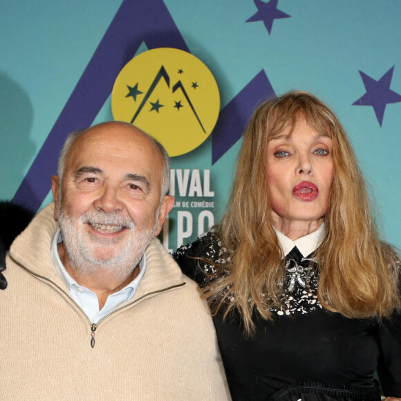 Gérard Jugnot, Arielle Dombasle pour le film Alibi. Com 2 au photocall de la cérémonie d'ouverture du 26ème festival international du film de comédie de l'Alpe d'Huez le 16 janvier 2023. © Dominique Jacovides / Bestimage 