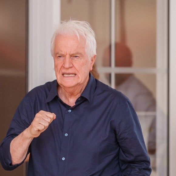 André Dussollier aperçu aux abords de l'hôtel Martinez pendant le 74 ème festival international du film de Cannes (6-17 juillet 2021), le 8 juillet 2021. 