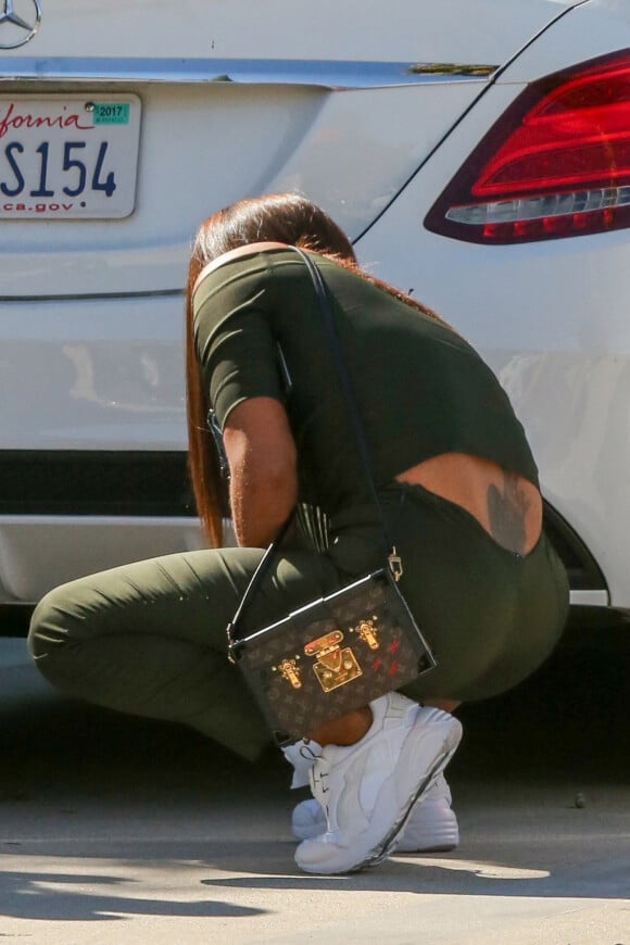 Christina Milian laisse entrevoir son tatouage alors qu'elle se balade avec sa fille Violet Madison Nash à Los Angeles, le 21 septembre 2017.