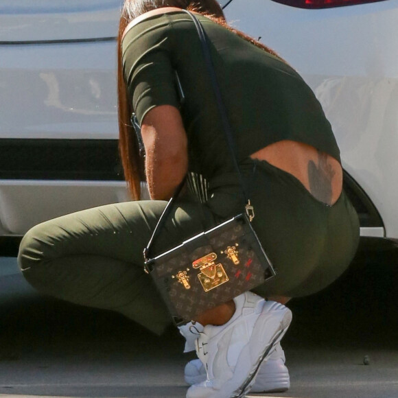 Christina Milian laisse entrevoir son tatouage alors qu'elle se balade avec sa fille Violet Madison Nash à Los Angeles, le 21 septembre 2017.