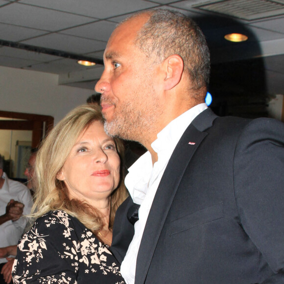 Exclusif - Valérie Trierweiler et son compagnon Romain Magellan - Repas de gala à l'école du Général Niessel à Paris, le 1er mai 2022. © Philippe Baldini/Bestimage