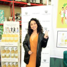 Ashley Benson et Vanessa Hudgens dédicacent des bouteilles de leur cocktail "Margalicious Margarita" de la société Thomas Ashbourne Craft Spirits à Las Vegas, le 4 novembre 2022.