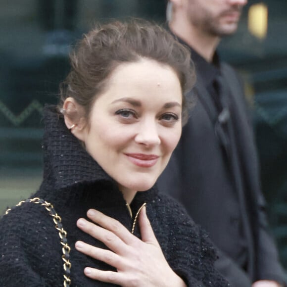 Marion Cotillard - Sorties du défilé de mode Haute-Couture "Chanel" au Grand Palais Ephémère lors de la fashion week de Paris. Le 24 janvier 2023 © Christophe Aubert via Bestimage