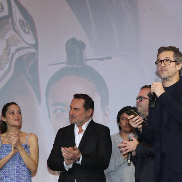 Exclusif - Guillaume Canet remercie son équipe, avec Marion Cotillard, Philippe Canet (le père de Guillaume), Gilles Lellouche, Matthieu Chedid alias M et Laura Felpin - Première du film Astérix et Obélix "L'Empire du Milieu" au cinéma Le Grand Rex à Paris le 15 janvier 2023. © Bertrand Rindoff / Bestimage 