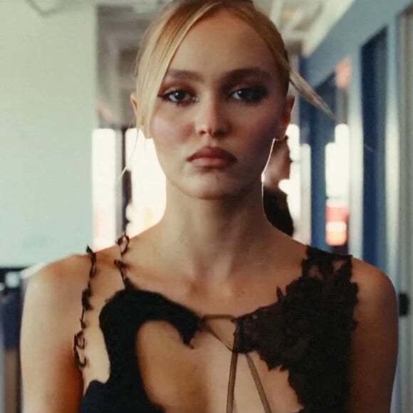 Lily-Rose Depp et Abel "The Weeknd" Tesfaye sont amoureux dans la nouvelle bande-annonce de The Idol, une série télévisée dont la première diffusion sur HBO est prévue en 2023. Jennie du group coréen BLACKPINK est également en vedette dans la série à venir.