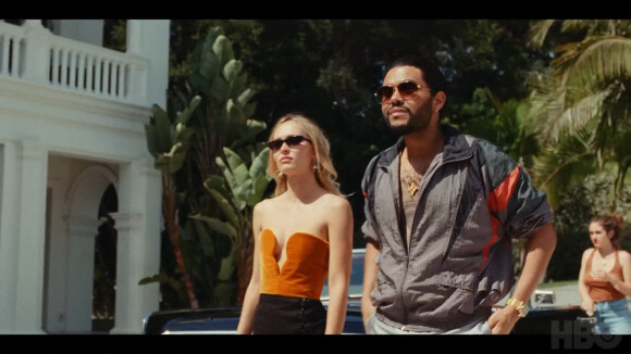 Lily-Rose Depp et Abel "The Weeknd" Tesfaye sont amoureux dans la nouvelle bande-annonce de The Idol, une série télévisée dont la première diffusion sur HBO est prévue en 2023. Jennie du group coréen BLACKPINK est également en vedette dans la série à venir. 