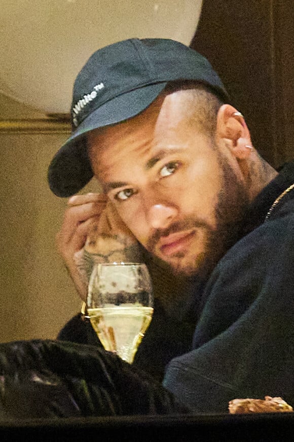 Exclusif - Le joueur du Psg Neymar Jr s'est rendu à l'hôtel "Le Narcisse Blanc", il a ensuite acheté deux roses chez le fleuriste "Julian Fleuriste" pour sa compagne Bruna Biancardi, Paris le 9 janvier 2023.