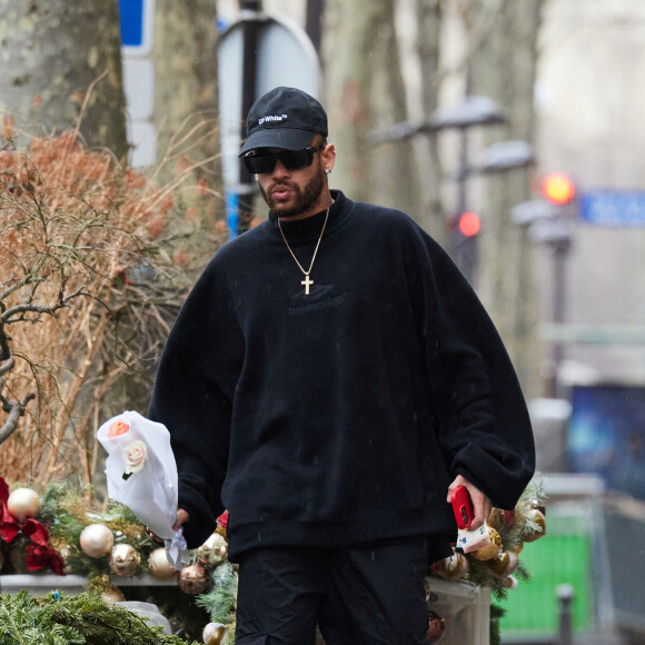Exclusif - Le joueur du Psg Neymar Jr s'est rendu à l'hôtel "Le Narcisse Blanc", il a ensuite acheté deux roses chez le fleuriste "Julian Fleuriste" pour sa compagne Bruna Biancardi, Paris le 9 janvier 2023.