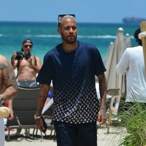 Neymar Jr., sa compagne Bruna Biancardi, sa soeur Rafaella Santos et son compagnon profitent de la plage à Miami, le 11 juin 2022. La star du PSG s'amuse dans les vagues avec ses proches.