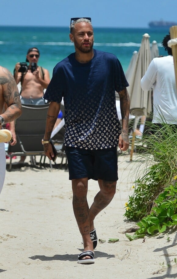 Neymar Jr., sa compagne Bruna Biancardi, sa soeur Rafaella Santos et son compagnon profitent de la plage à Miami, le 11 juin 2022. La star du PSG s'amuse dans les vagues avec ses proches.
