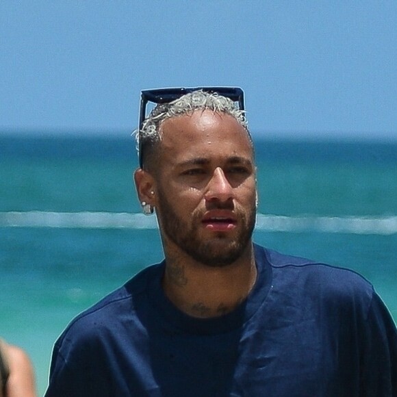 Neymar Jr., sa compagne Bruna Biancardi, sa soeur Rafaella Santos et son compagnon profitent de la plage à Miami, le 11 juin 2022. La star du PSG s'amuse dans les vagues avec ses proches.