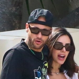 Neymar Jr et sa compagne Bruna Biancardi se prélassent avec des amis au "Fontainebleau Resort" à Miami, le 8 juin 2022.