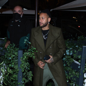 Exclusif - Neymar Jr. arrive à l'anniversaire de C.Bruna (27 ans) au restaurant Giusé Trattoria à Paris, France, le 1 octobre 2021. © Tiziano Da Silva-Pierre Perusseau/Bestimage