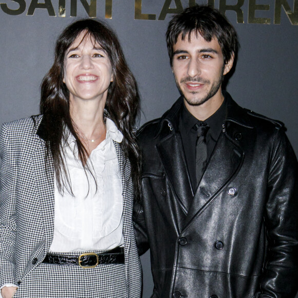 Charlotte Gainsbourg et son fils Ben Attal - Photocall du défilé Saint Laurent collection Printemps-Eté 2022 lors de la fashion week à Paris, le 28 septembre 2021. © Olivier Borde/Bestimage