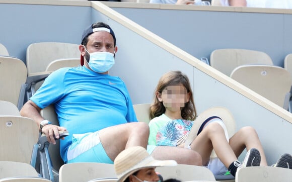 Cyril Hanouna et son fils Lino - People dans les tribunes des Internationaux de France de Tennis de Roland Garros à Paris. Le 9 juin 2021 © Dominique Jacovides / Bestimage