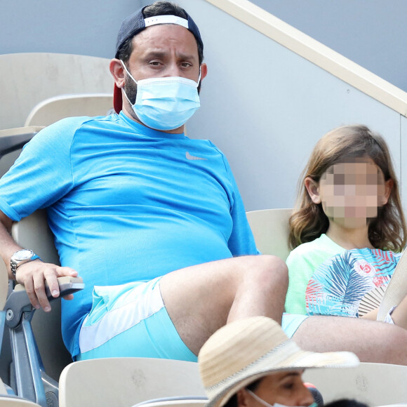 Cyril Hanouna et son fils Lino - People dans les tribunes des Internationaux de France de Tennis de Roland Garros à Paris. Le 9 juin 2021 © Dominique Jacovides / Bestimage