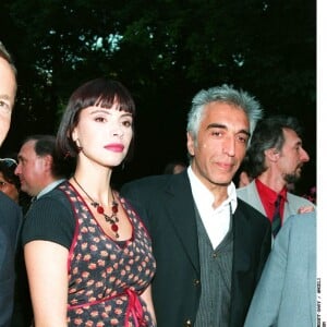 Gérald Darmon et Mathilda May quand Line Renaud a été décorée de l'ordre de Chevalier de la légion d'honneur en 1994.