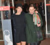 Emma De Caunes et sa mère Gaelle Royer quittent le Théâtre du Rond Point pendant la soirée "Mariage pour Tous". Le 27 janvier 2013.
