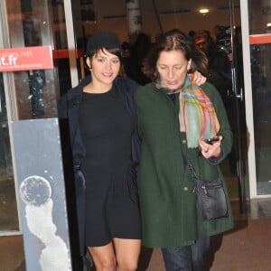 Emma De Caunes et sa mère Gaelle Royer quittent le Théâtre du Rond Point pendant la soirée "Mariage pour Tous". Le 27 janvier 2013.