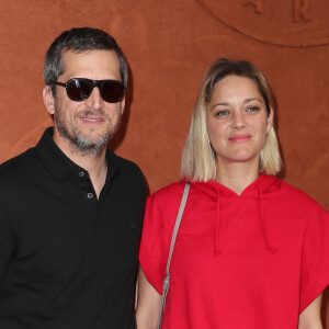 Guillaume Canet et sa compagne Marion Cotillard au village lors des internationaux de tennis de Roland Garros à Paris, le 10 juin 2018. © Moreau-Jacovides/Bestimage