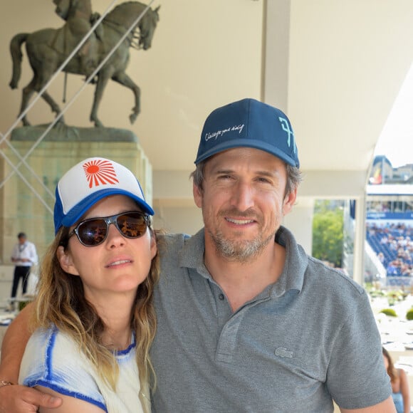 Exclusif - Marion Cotillard et Guillaume Canet dans la tente VIP lors du Longines Paris Eiffel Jumping au Champ de Mars à Paris, le samedi 6 juillet 2019. © Veeren Ramsamy/Bestimage