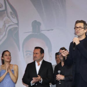 Exclusif - Guillaume Canet remercie son équipe, avec Marion Cotillard, Gilles Lellouche, Philippe Canet (le père de Guillaume), Matthieu Chedid alias M et Laura Felpin - Première du film Astérix et Obélix "L'Empire du Milieu" au cinéma Le Grand Rex à Paris le 15 janvier 2023. © Bertrand Rindoff / Bestimage