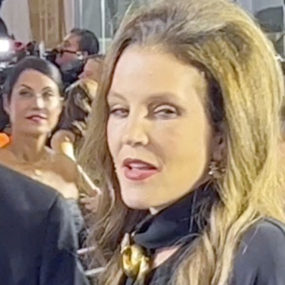 Lisa Marie Presley arrive à la cérémonie des Golden Globe avec son manager Jerry Schilling à Los Angeles le 10 janvier 2023. 