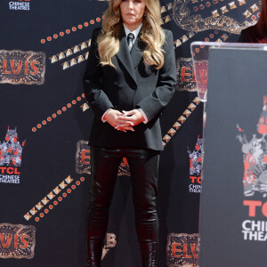 Lisa Marie Presley - Trois générations de Presley laissent leurs empreintes dans le ciment du TCL Chinese Theater pour célébrer la sortie du film "Elvis" à Los Angeles, le 21 juin 2022. 