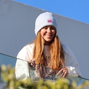 Shakira salue ses fans depuis le balcon de sa maison à Barcelone le 21 janvier 2023.