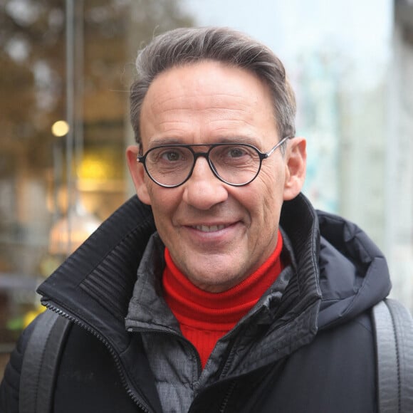 Exclusif - Julien Courbet à la sortie des studios de radio de l'émission "Les Grosses Têtes" à Paris. Le 30 novembre 2022 © Jonathan Rebboah / Panoramic / Bestimage