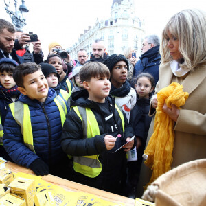 Brigitte Macron, Presidente de la Fondation des Hopitaux, rencontre des enfants des ecoles lilloises. Pesée de toute la monnaie récoltée dans les fameuses tirelires pour clôturer de l'Opération Pièces Jaunes 2023 sur la place du théâtre à Lille, France, ce vendredi 3 février 2023 après presque un mois de collecte national. L'événement a commencé à 14h et un point presse en présence des représentants de la Fondation des Hôpitaux et de la Mairie de Lille aura lieu à 15h sous la forme d'un micro-tendu. Sur place, vous pourrez suivre les différentes animations, parmi lesquelles la pesée des pièces récoltées pendant l'opération, des séances photos devant les tirelires géantes, des animations d'associations lilloises et des concerts d'artistes nationaux. © Claude Dubourg/Bestimage 