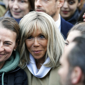 Brigitte Macron, Presidente de la Fondation des Hopitaux. Pesée de toute la monnaie récoltée dans les fameuses tirelires pour clôturer de l'Opération Pièces Jaunes 2023 sur la place du théâtre à Lille, France, ce vendredi 3 février 2023 après presque un mois de collecte national. L'événement a commencé à 14h et un point presse en présence des représentants de la Fondation des Hôpitaux et de la Mairie de Lille aura lieu à 15h sous la forme d'un micro-tendu. Sur place, vous pourrez suivre les différentes animations, parmi lesquelles la pesée des pièces récoltées pendant l'opération, des séances photos devant les tirelires géantes, des animations d'associations lilloises et des concerts d'artistes nationaux. © Claude Dubourg/Bestimage 