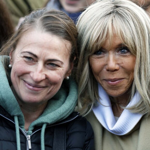 Brigitte Macron, Presidente de la Fondation des Hopitaux. Pesée de toute la monnaie récoltée dans les fameuses tirelires pour clôturer de l'Opération Pièces Jaunes 2023 sur la place du théâtre à Lille, France, ce vendredi 3 février 2023 après presque un mois de collecte national. L'événement a commencé à 14h et un point presse en présence des représentants de la Fondation des Hôpitaux et de la Mairie de Lille aura lieu à 15h sous la forme d'un micro-tendu. Sur place, vous pourrez suivre les différentes animations, parmi lesquelles la pesée des pièces récoltées pendant l'opération, des séances photos devant les tirelires géantes, des animations d'associations lilloises et des concerts d'artistes nationaux. © Claude Dubourg/Bestimage 