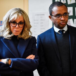 La Première Dame d'Ukraine Olena Zelenska, la Première Dame de France Brigitte Macron et le ministre français de l'Éducation et de la Jeunesse, Pap Ndiaye visitent une salle de classe dans une école primaire pour élèves non natifs à Paris, France, le 13 décembre 2022. La France accueille une conférence internationale qui vise à lever une aide matérielle et financière pour réparer les infrastructures endommagées de l'Ukraine et à souligner le soutien continu de Paris à la lutte de Kiev contre la Russie. © Julien De Rosa/Pool/Bestimage