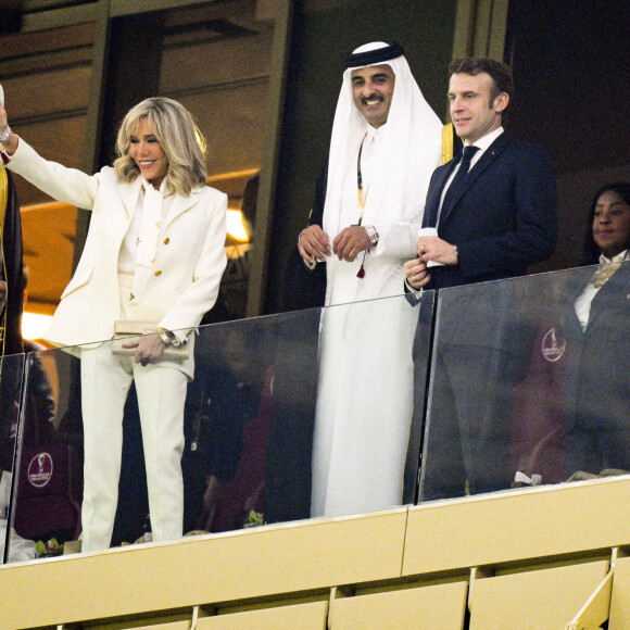 Le président Emmanuel Macron et sa femme Brigitte aux cotes de L'émir du Qatar Tamim ben Hamad Al Thani dans les tribunes du match "France - Argentine (3-3 - tab 2-4)" en finale de la Coupe du Monde 2022 au Qatar, le 18 décembre 2022. © JB Autissier / Panoramic / Bestimage